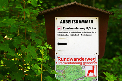 Arbeitskammer-Schild "Rundwanderweg" im Wald 