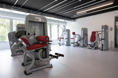 Blick in den neu gestalteten Fitnessraum mit verschiedenen modernen Kraftgeräten