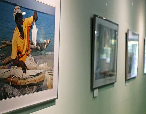 Fotos einer Ausstellung an der Wand im BZK. Ausstellungsfotos an der Wand. Foto: Ronald Westheide