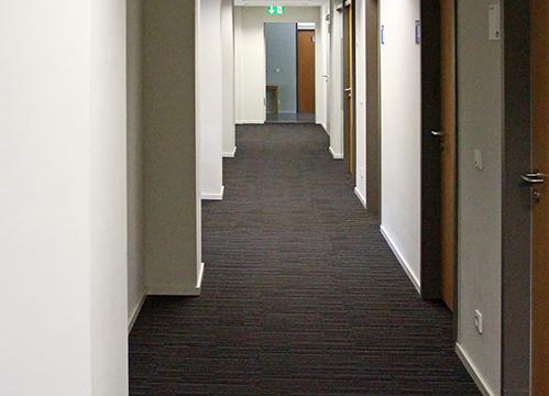 Flur, der zu den Zimmern im BZK führt. Das Foto zeigt einen Flur zu den Zimmern des BZK