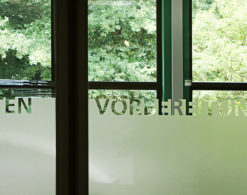 Dozentenraum, Foto: Ronald Westheide Zugang zum Dozentenraum gekennzeichnet durch Glasscheibe mit der Aufschrift "Dozentenraum".