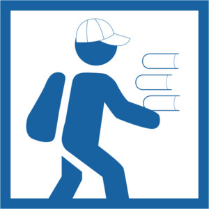 Blaues Icon auf weißem Hintergrund: Figur mit einem Rucksack oder Ranzen, einer Kappe auf dem Kopf und einem Stapel Büchern in der Hand
