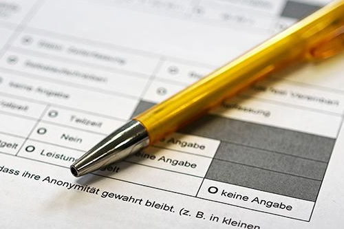 Ein Formular und Stift. Ein Formular und Stift. - Schmuckfoto