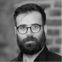 Das Foto zeigt Simon Szygula