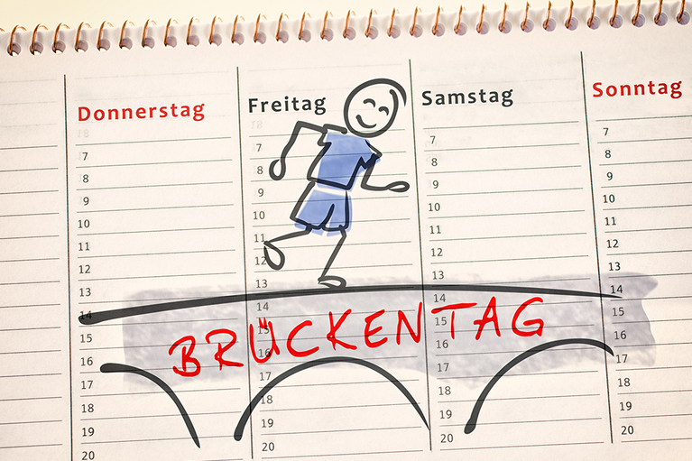 Grafik: Kalender und ein gezeichnetes Männchen, dass über einen Schriftzug "Brückentag" läuft.