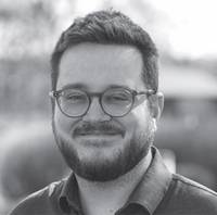 Schwarzweiß Porträtfoto von Kevin Höhn