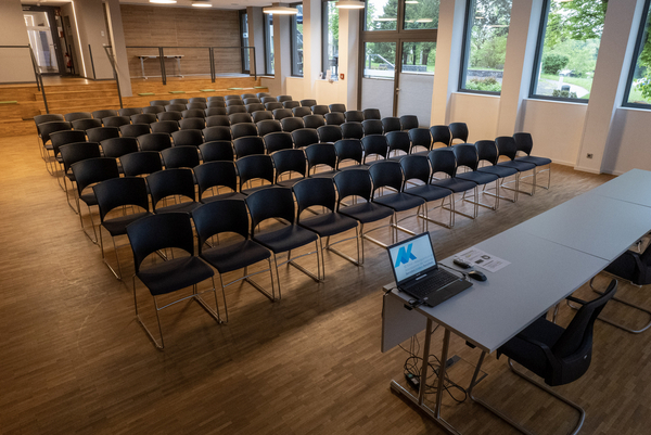 Multifunktionsraum. Foto: BZK Multifunktionsraum. Blick auf Bestuhlung und Außenbereich.