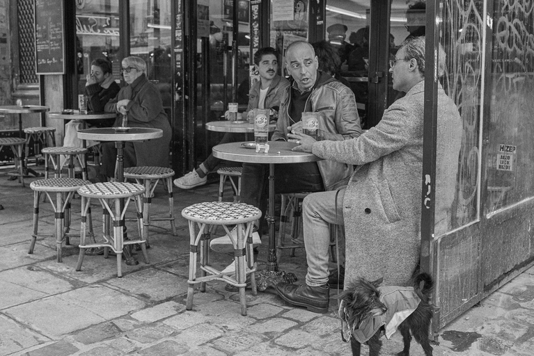 Altes Foto von Paris, Menschen in einem Straßencafe