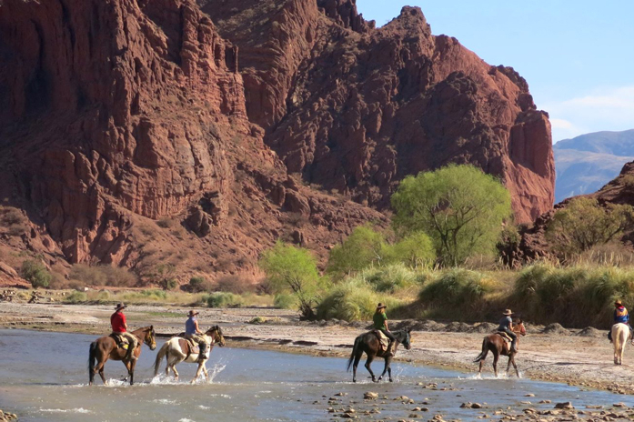 Reiter, die einen Fluss überqueren.