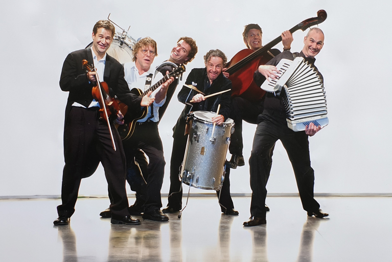 Gruppenfoto der Bandmitglieder Roland Helm Band